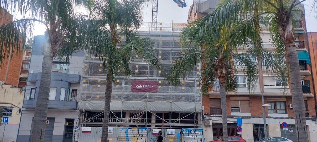 Vista exterior de Àtic en venda en L'Hospitalet de Llobregat amb Aire condicionat, Calefacció i Terrassa