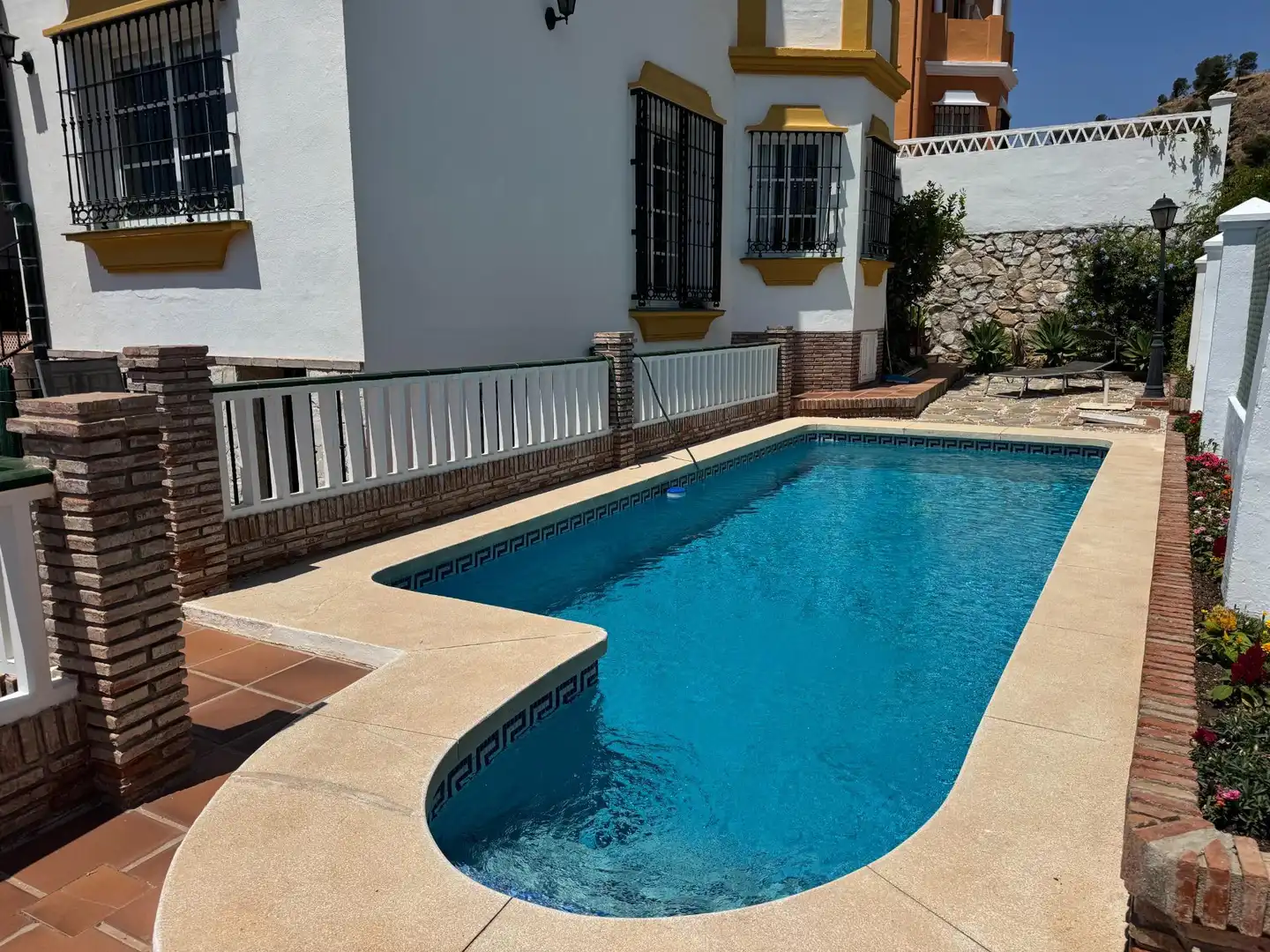 Piscina de Casa adosada en venda en Málaga amb Aire condicionat, Calefacció i Jardí privat