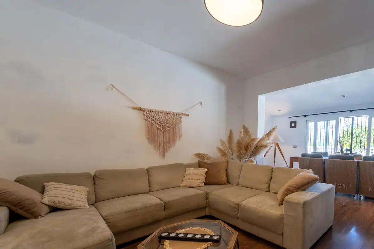 Sala d'estar de Casa adosada en venda en Manilva amb Aire condicionat, Terrassa i Piscina comunitària