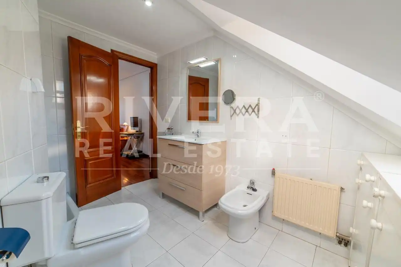 Bathroom of Attic for sale in Vigo   with Heating, Terrace and Storage room