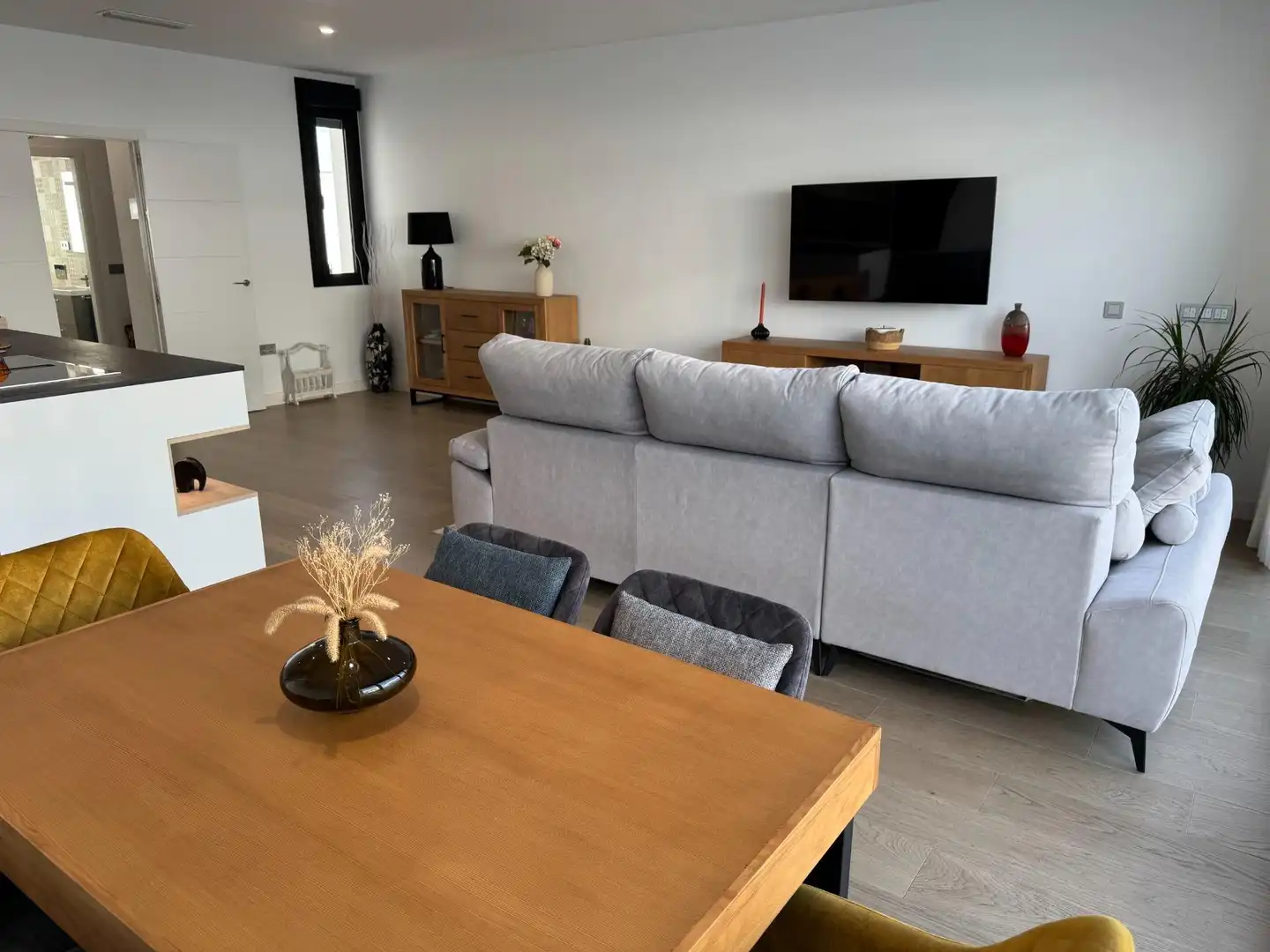 Sala d'estar de Casa adosada en venda en Dos Hermanas amb Aire condicionat, Calefacció i Jardí privat