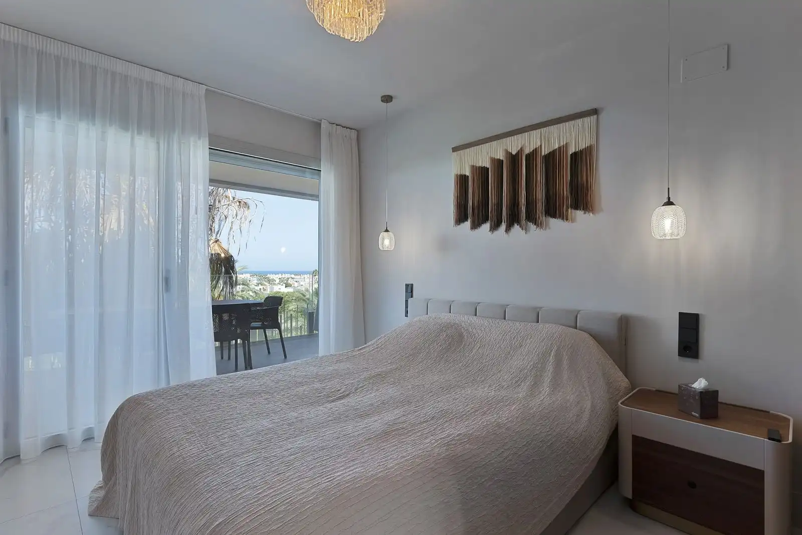 Dormitori de Pis de lloguer en Marbella amb Aire condicionat, Terrassa i Moblat