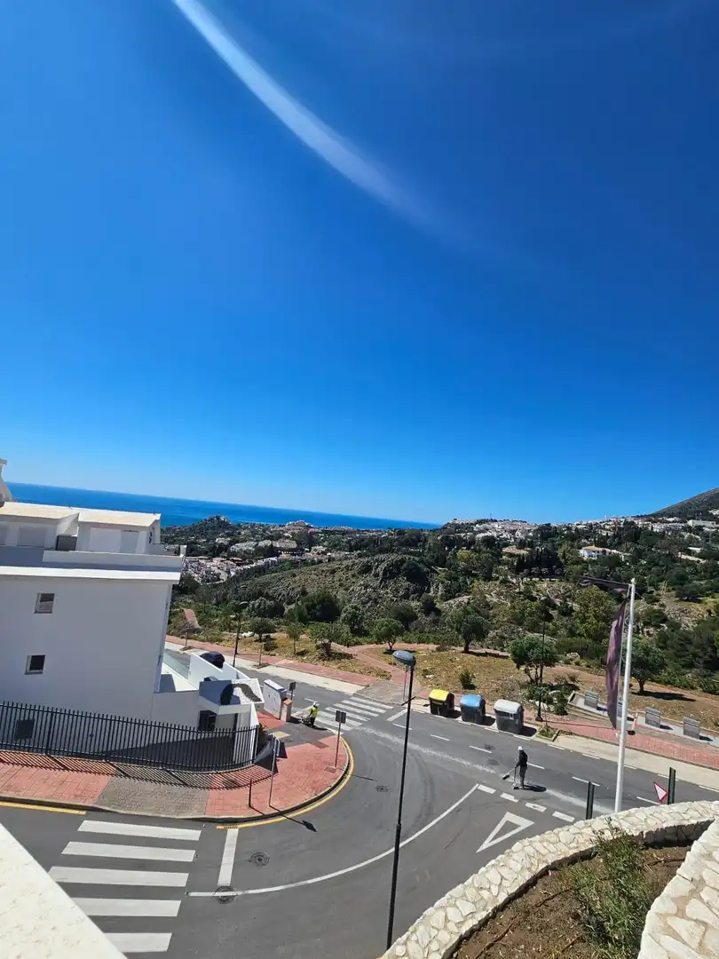 Vista exterior de Casa adosada en venda en Benalmádena amb Aire condicionat, Jardí privat i Terrassa