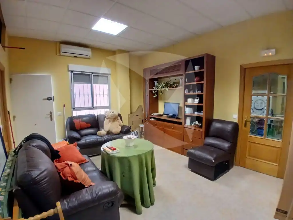 Wohnzimmer von Geschaftsraum zum Verkauf in Badajoz mit Klimaanlage