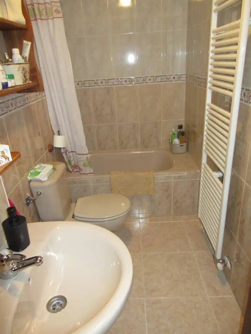 Bany de Apartament en venda en Sabiñánigo amb Calefacció, Terrassa i Traster