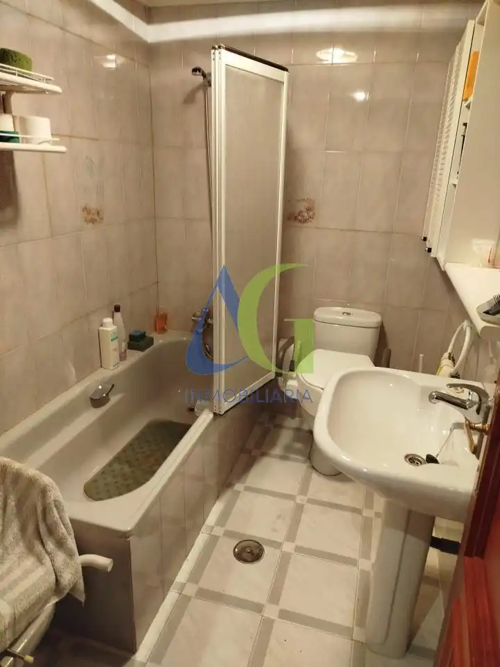 Bany de Pis en venda en León Capital  amb Calefacció, Parquet i Terrassa