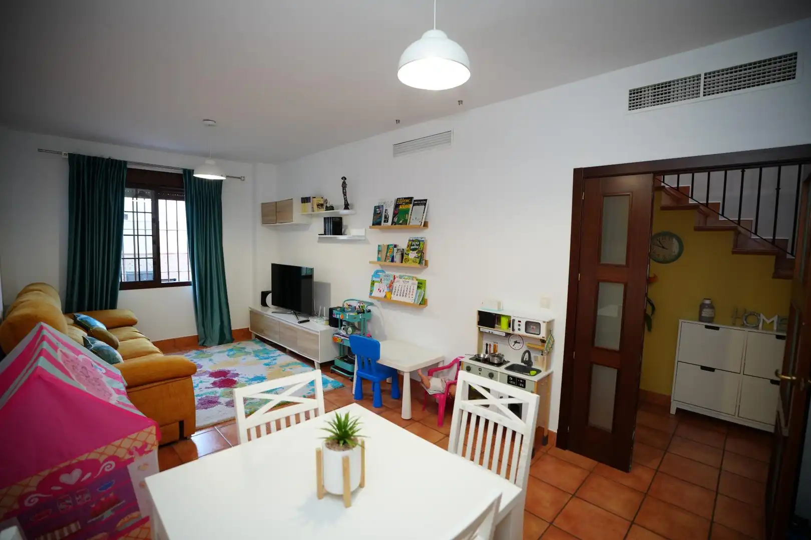 Sala d'estar de Casa o xalet en venda en Alcalá de Guadaira amb Aire condicionat i Terrassa