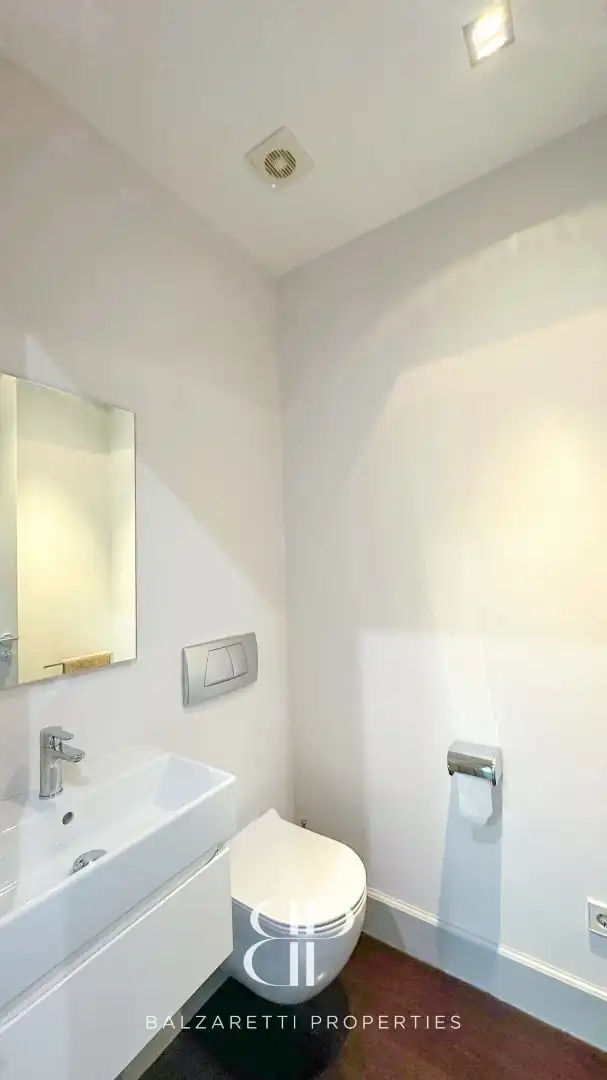 Badezimmer von Wohnung zur Miete in Barcelona mit Klimaanlage, Heizung und Parkett