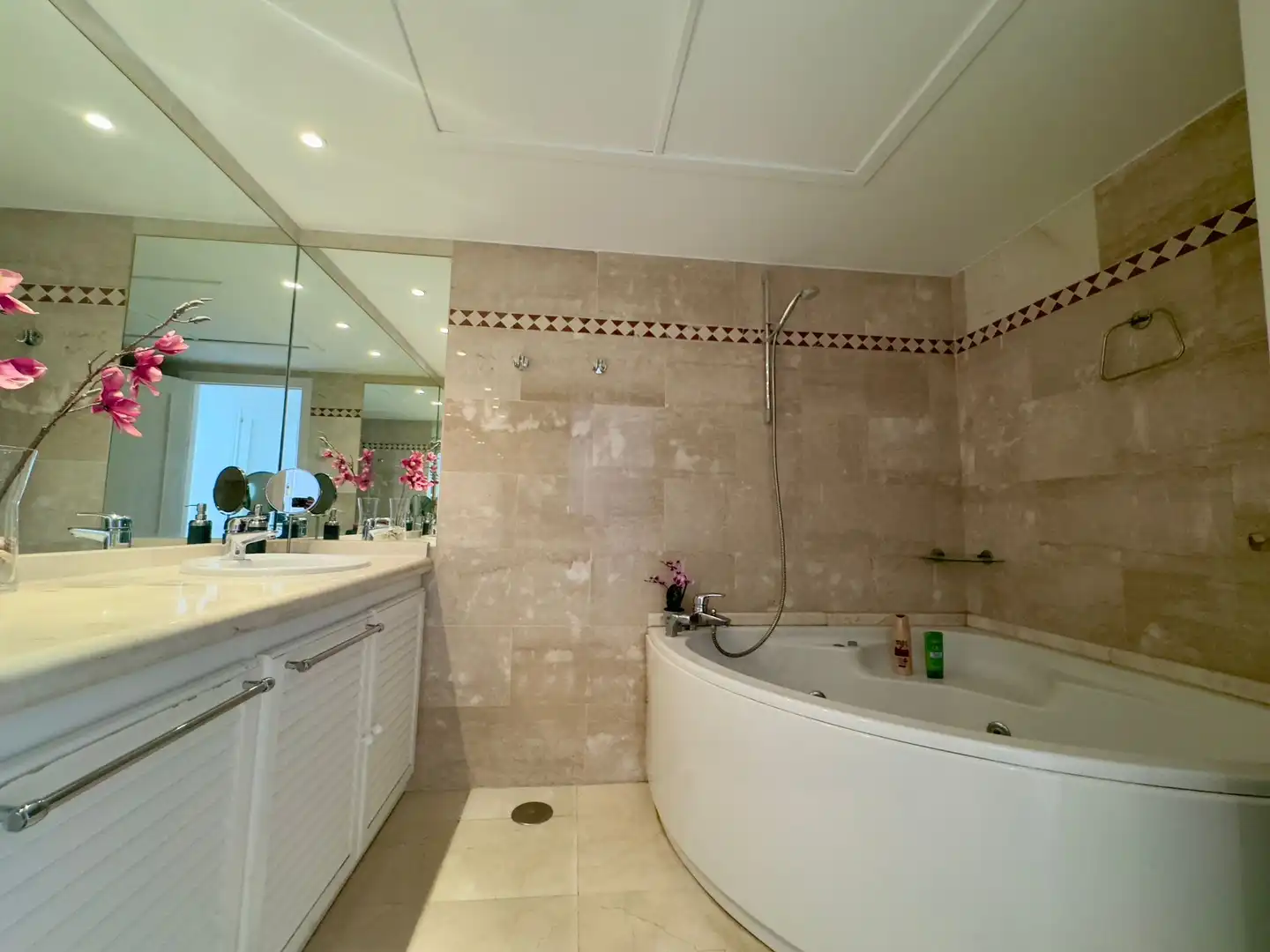 Baño de Apartamento de alquiler en Marbella con Aire acondicionado, Calefacción y Terraza