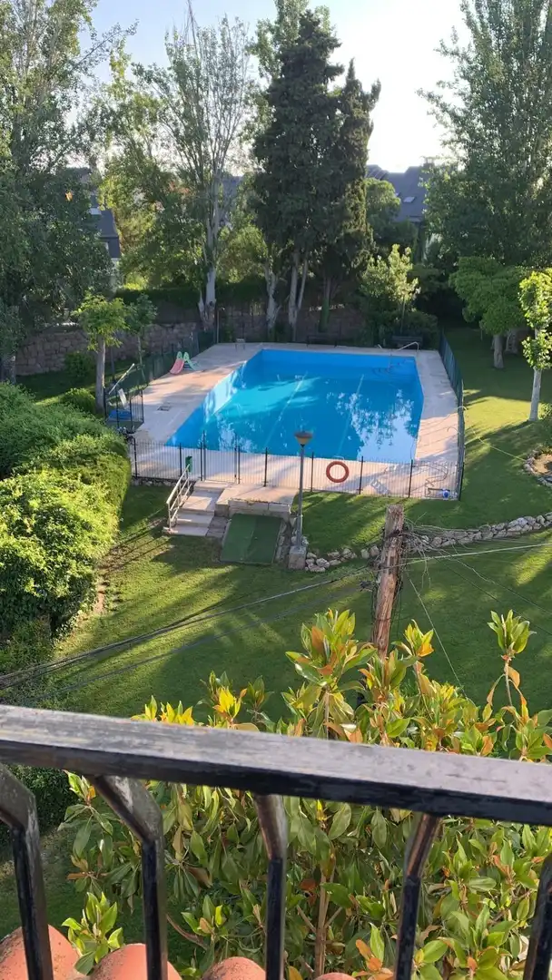 Piscina de Casa adosada en venda en Pozuelo de Alarcón amb Aire condicionat, Calefacció i Jardí privat