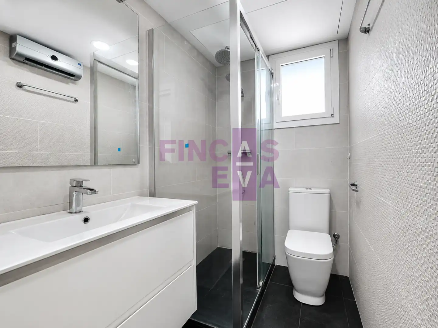 Bathroom of Flat for sale in Barcelona  with Parquet flooring