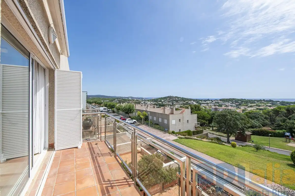Vista exterior de Casa adosada en venta en Sant Feliu de Guíxols con Calefacción, Jardín privado y Terraza