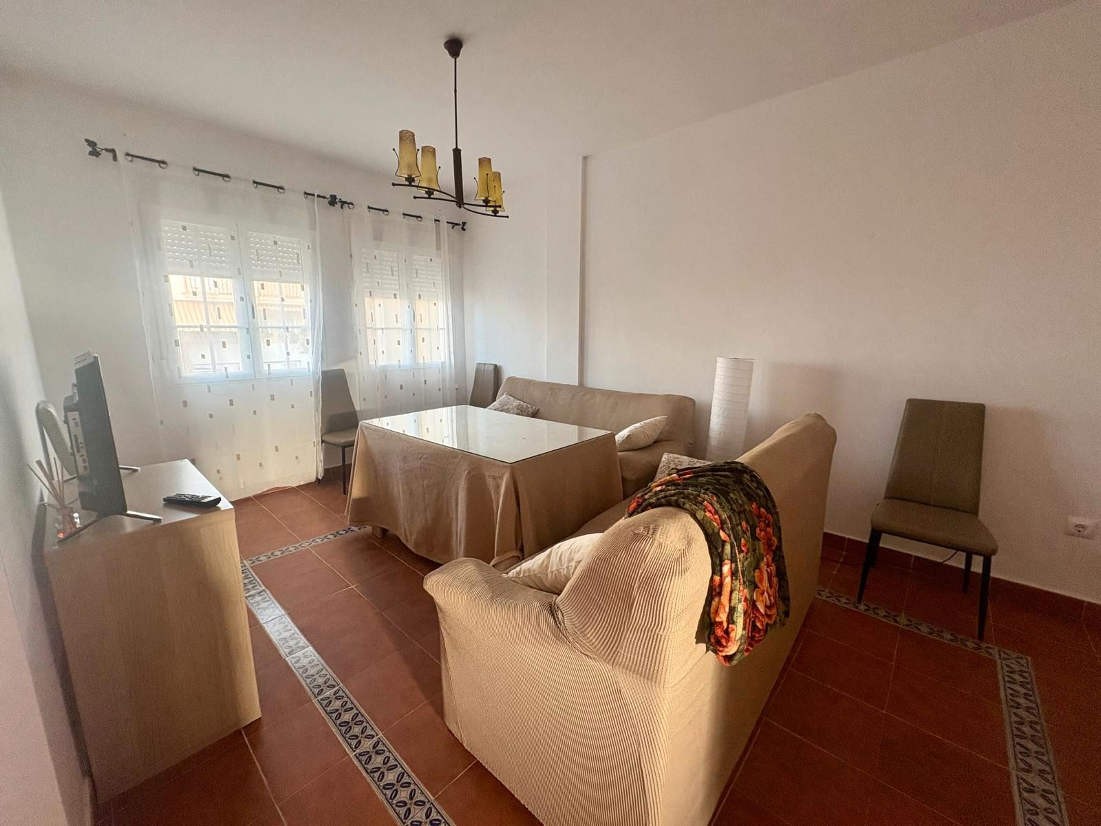 Sala d'estar de Casa adosada en venda en Llerena amb Jardí privat, Moblat i Forn