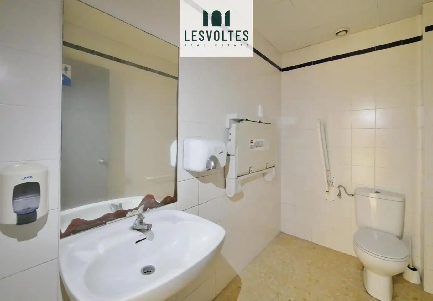 Baño de Local de alquiler en Palafrugell con Aire acondicionado