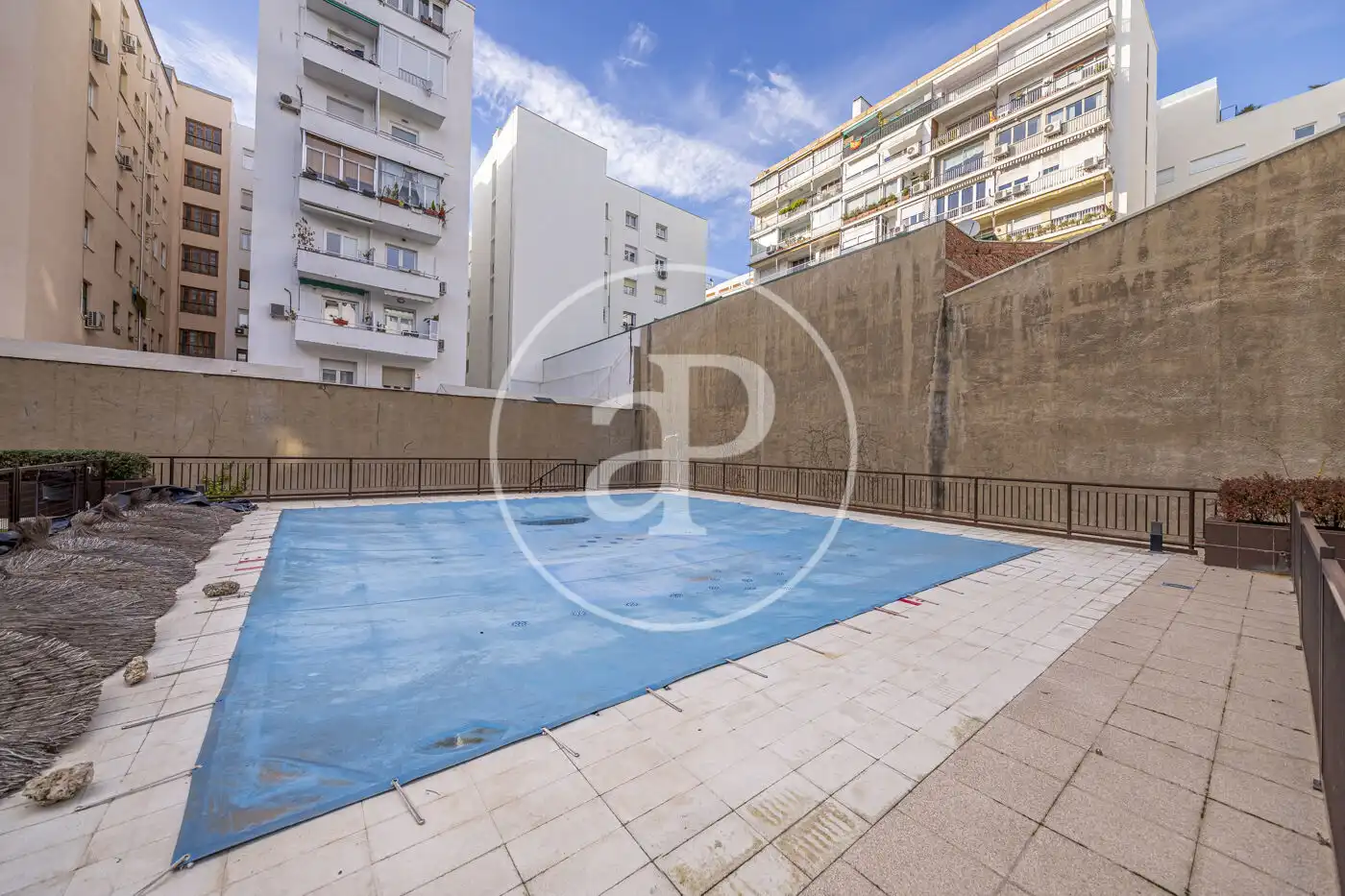 Swimming pool of Flat for rent in Madrid  with Air Conditioner, Heating and Private garden