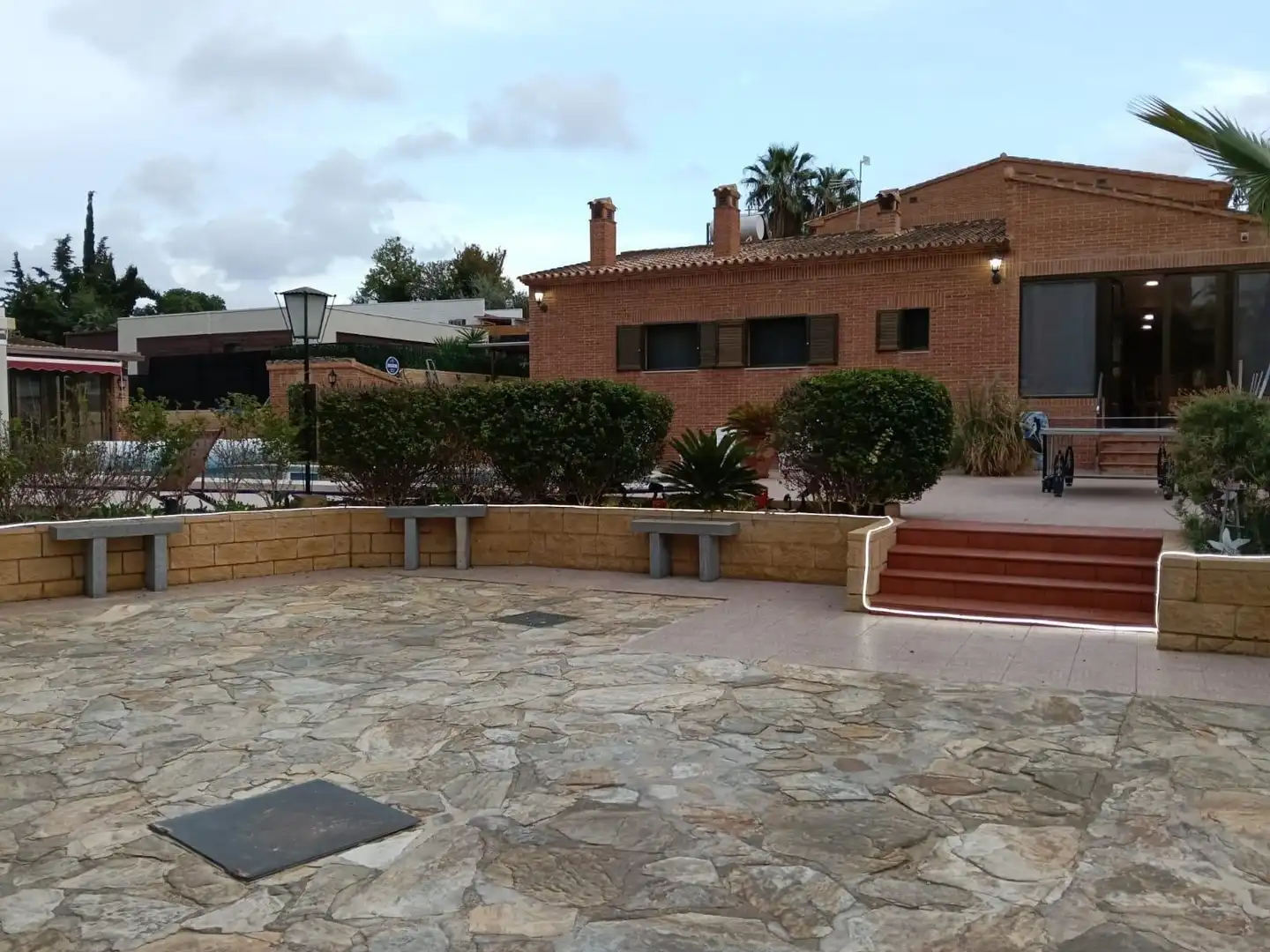 Vista exterior de Casa o xalet en venda en Villajoyosa / La Vila Joiosa amb Aire condicionat, Jardí privat i Terrassa