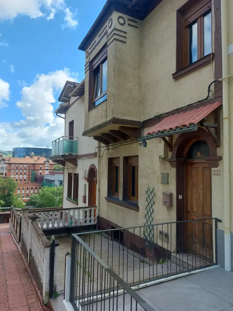 Außenansicht von Einfamilien-Reihenhaus zum Verkauf in Bilbao  mit Heizung, Privatgarten und Terrasse