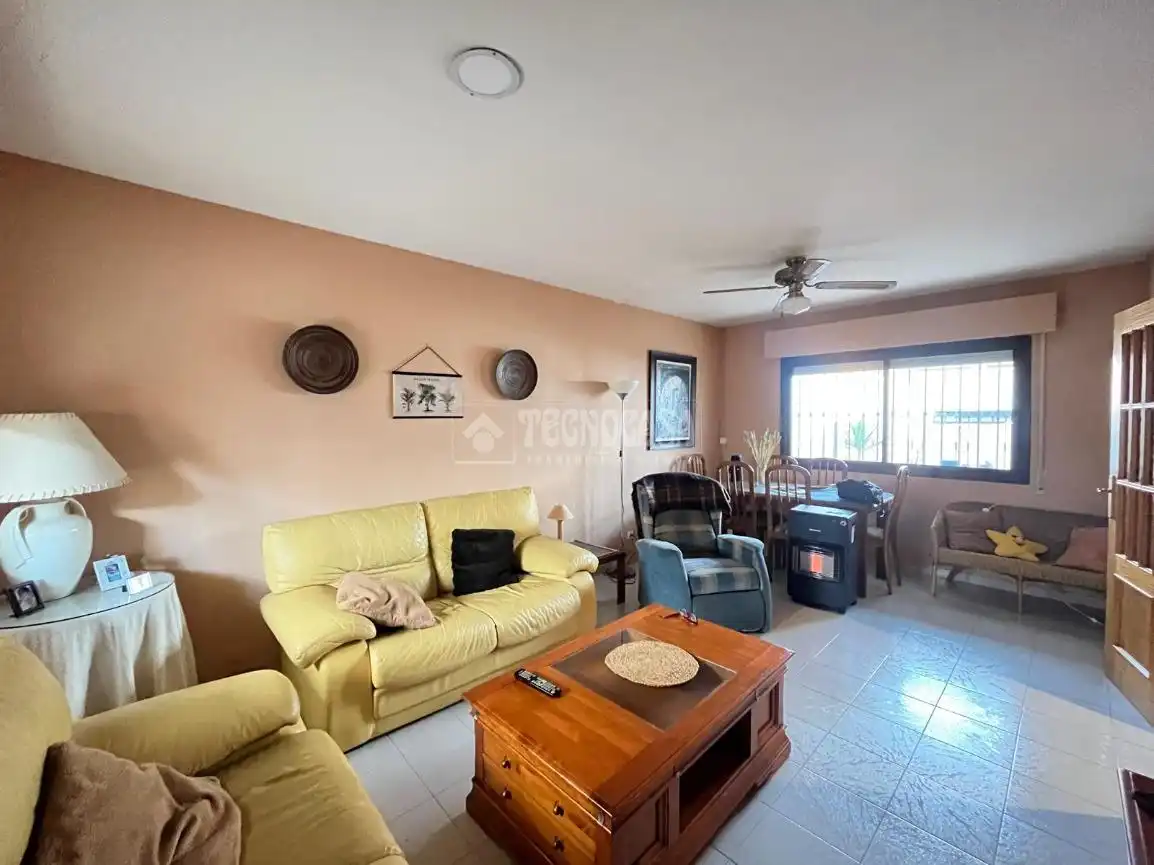 Sala de estar de Casa adosada en venta en Las Herencias con Calefacción, Piscina y Amueblado