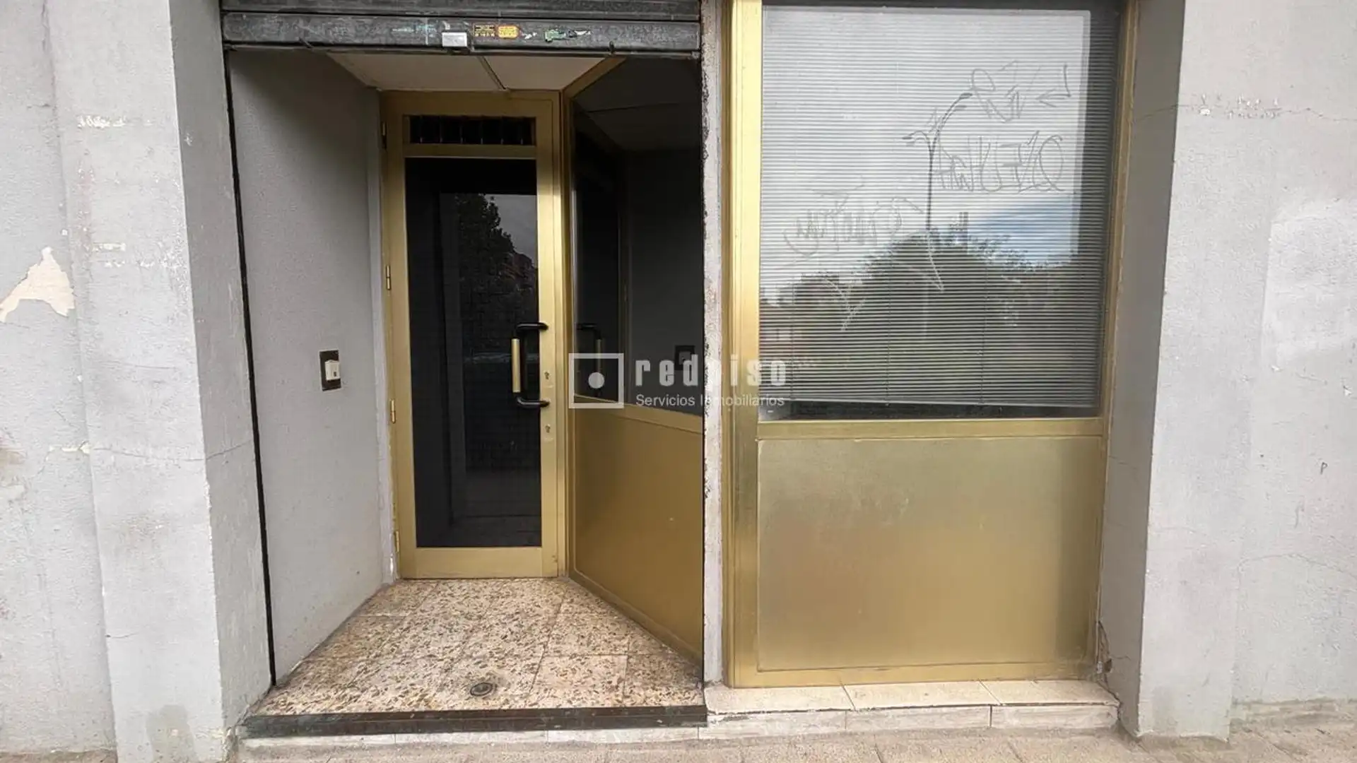 Vista exterior de Local en venta en Móstoles