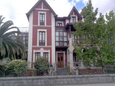 Casa amb balcó en venda a Ampuero