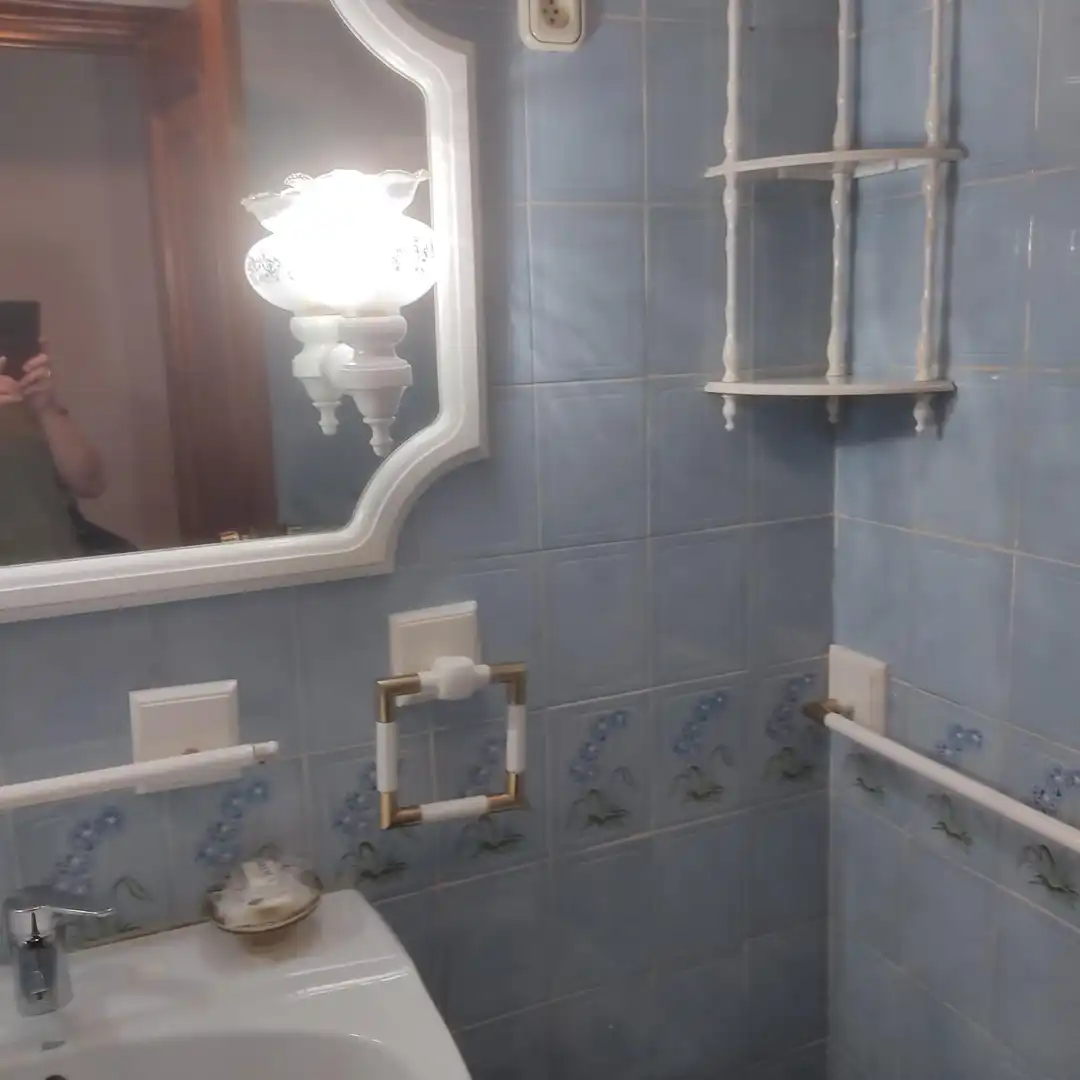Bathroom of Flat for rent in Cuenca  with Heating, Parquet flooring and Terrace
