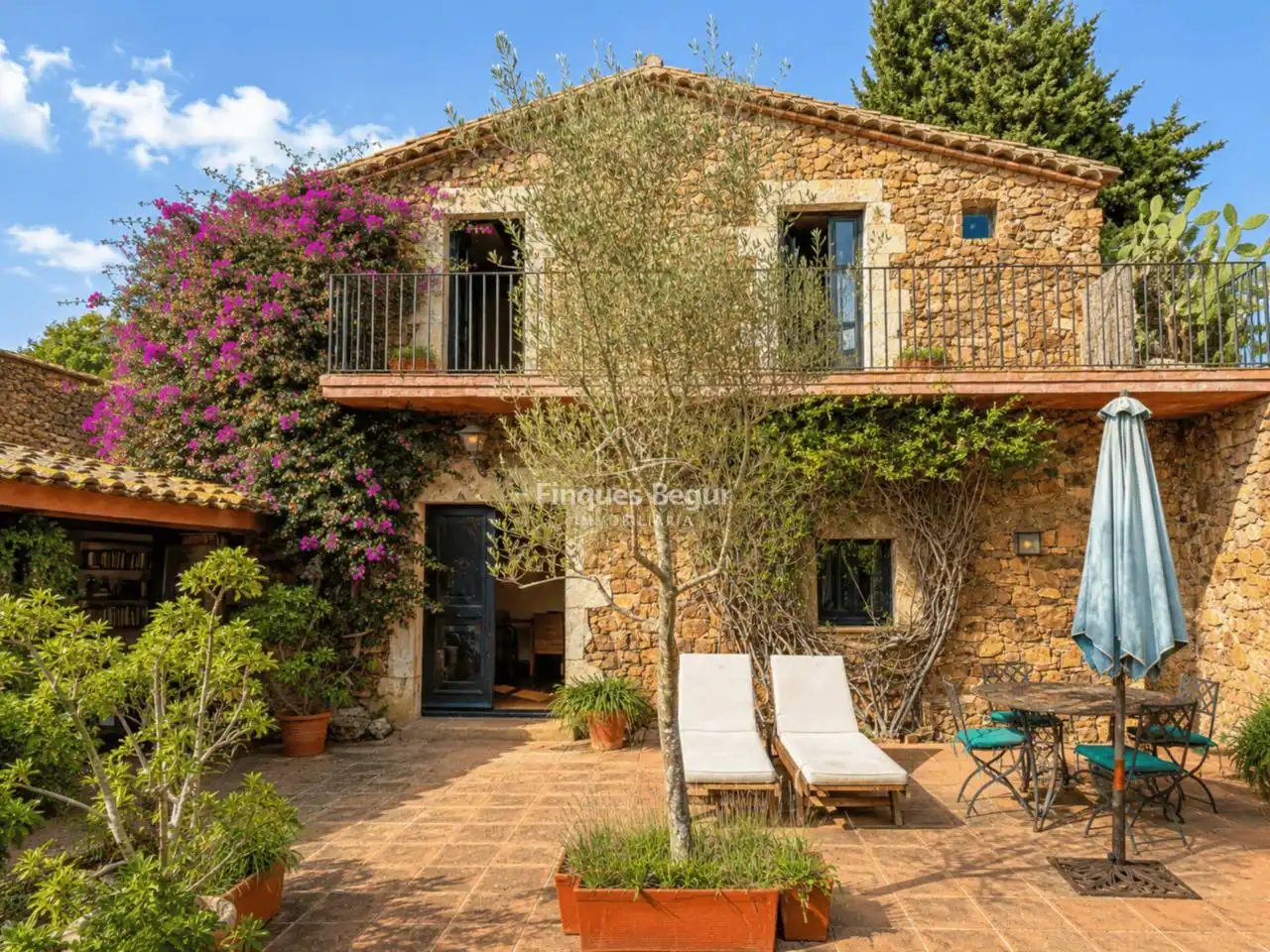 Vista exterior de Finca rústica en venda en Mont-ras amb Calefacció, Jardí privat i Terrassa
