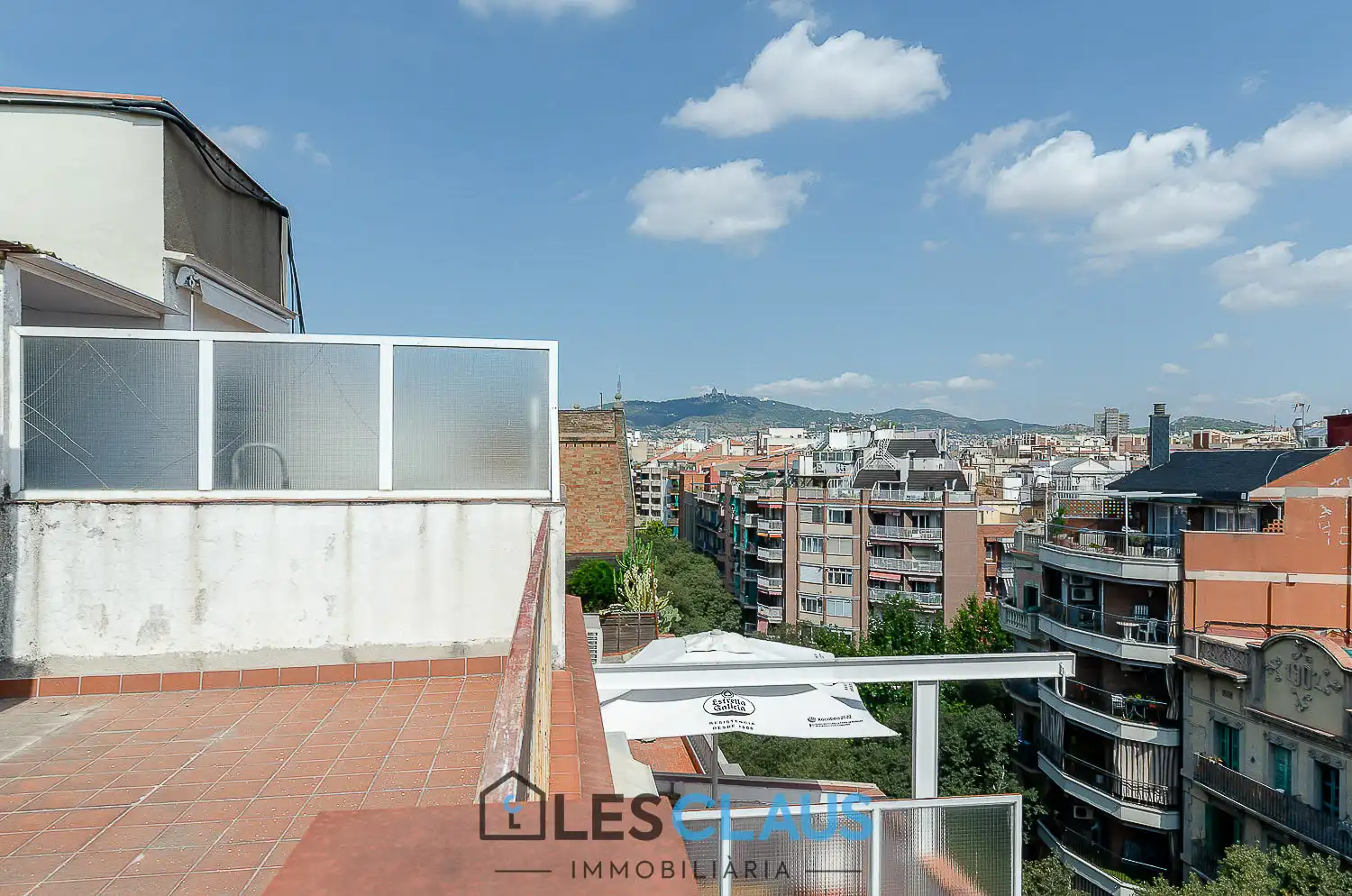 Außenansicht von Dachboden zum Verkauf in Barcelona mit Terrasse