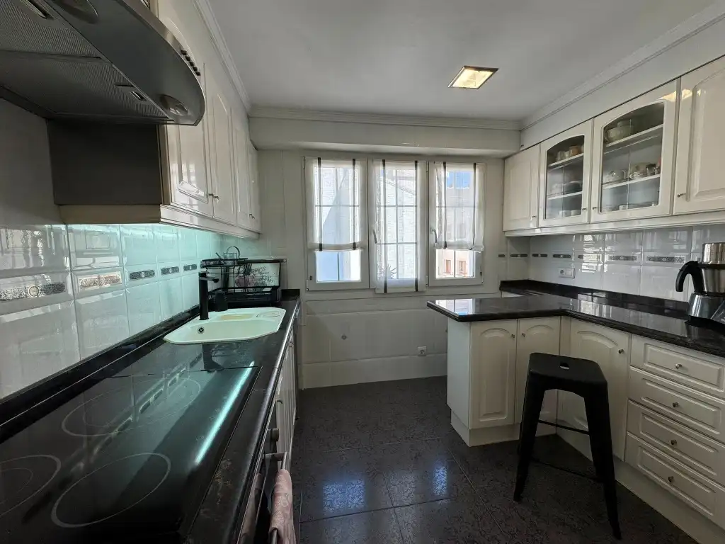 Cocina de Piso en venta en Gijón  con Calefacción, Parquet y Horno