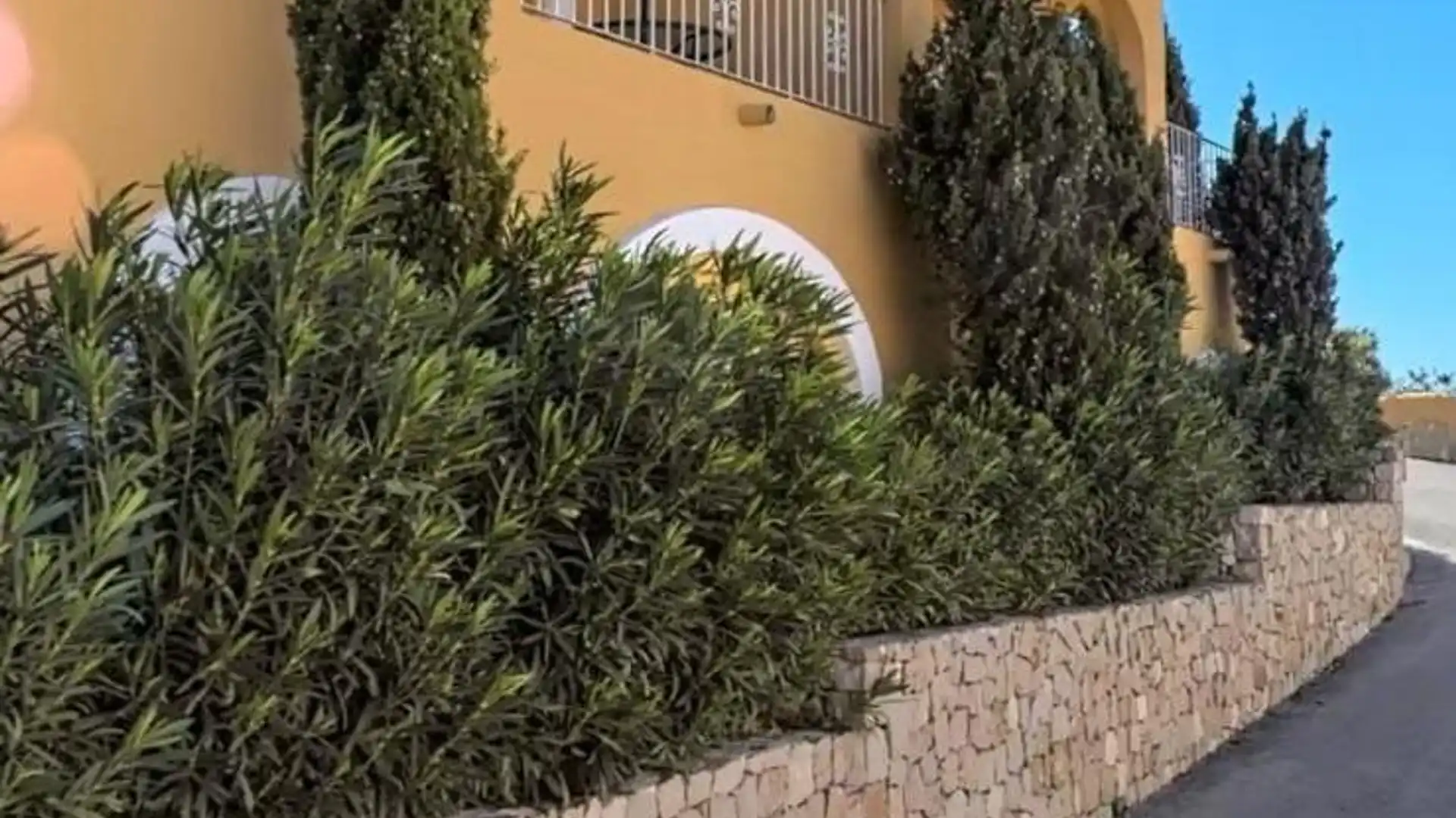 Vista exterior de Casa o chalet en venta en Benitachell / El Poble Nou de Benitatxell con Jardín privado, Terraza y Piscina comunitaria