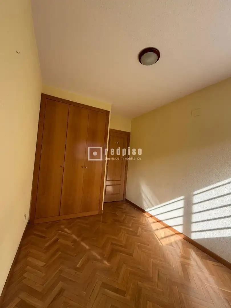 Bedroom of Flat for sale in Madrid  with Heating, Private garden and Parquet flooring