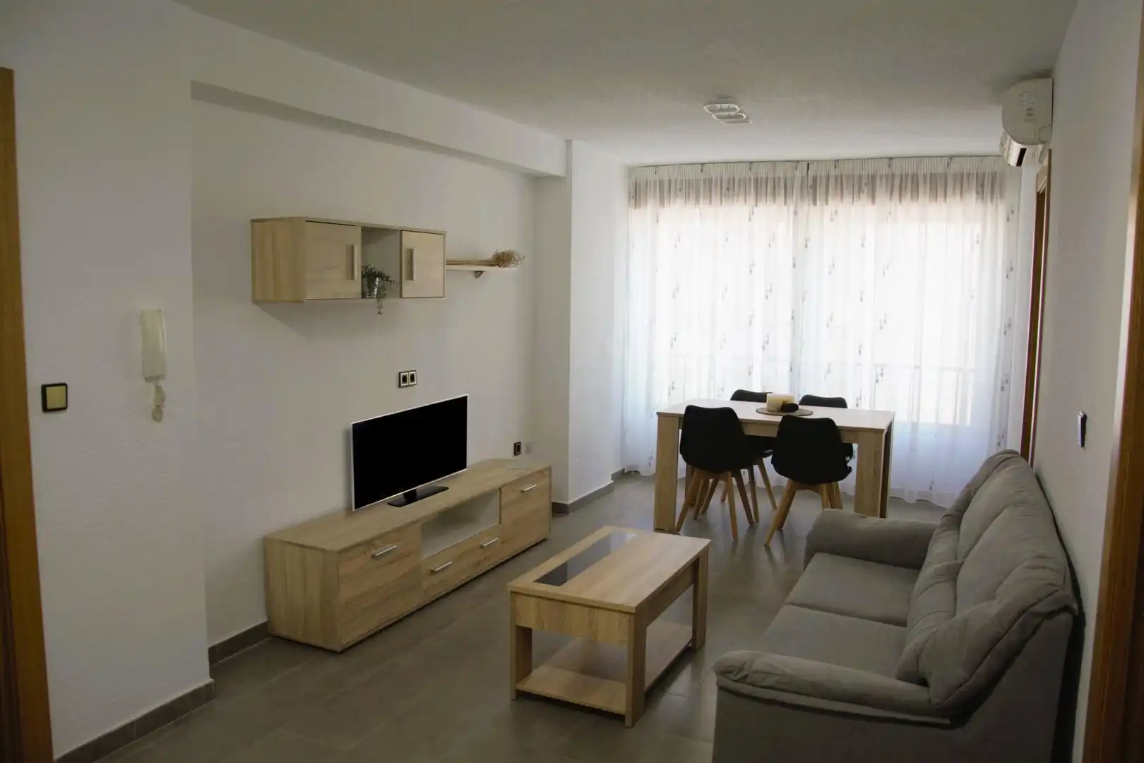 Sala de estar de Piso para compartir en Granada con Aire acondicionado, Terraza y Amueblado