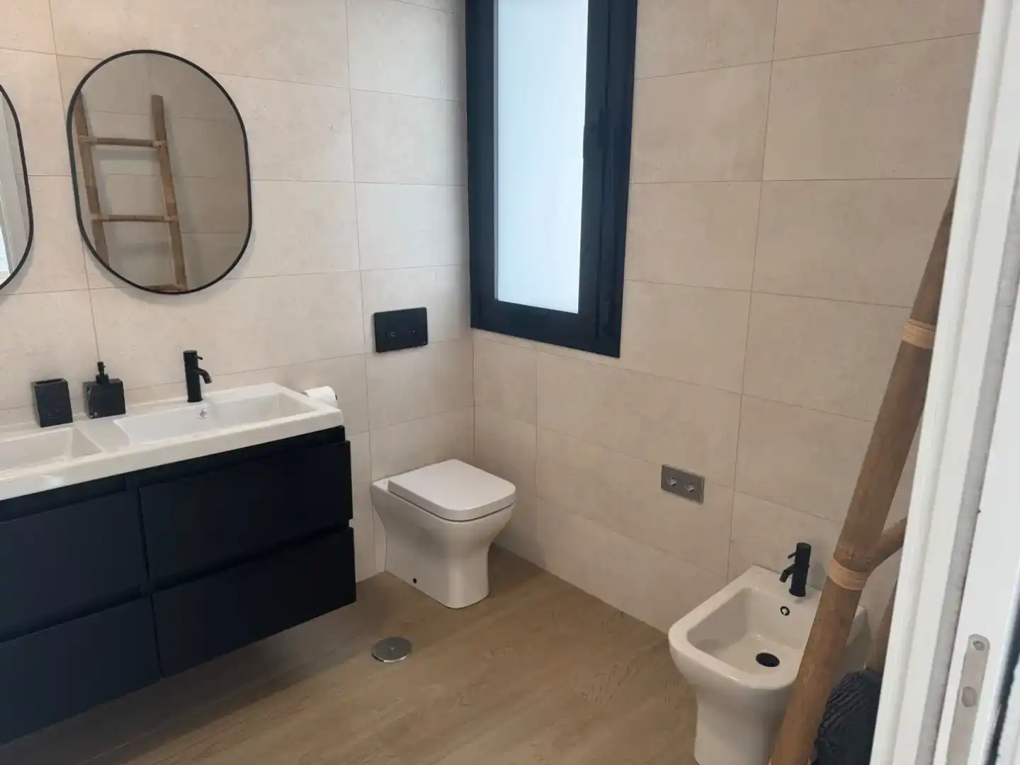 Baño de Piso en venta en Dos Hermanas con Aire acondicionado, Piscina y Balcón