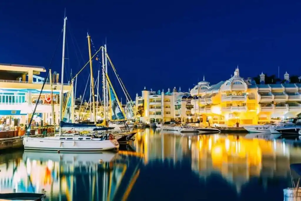 Apartamento con piscina en venta en Puerto Marina, imagen 7