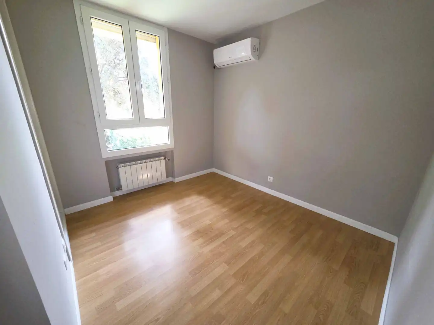 Habitación de Casa adosada de alquiler en La Moraleja con Calefacción, Jardín privado y Terraza