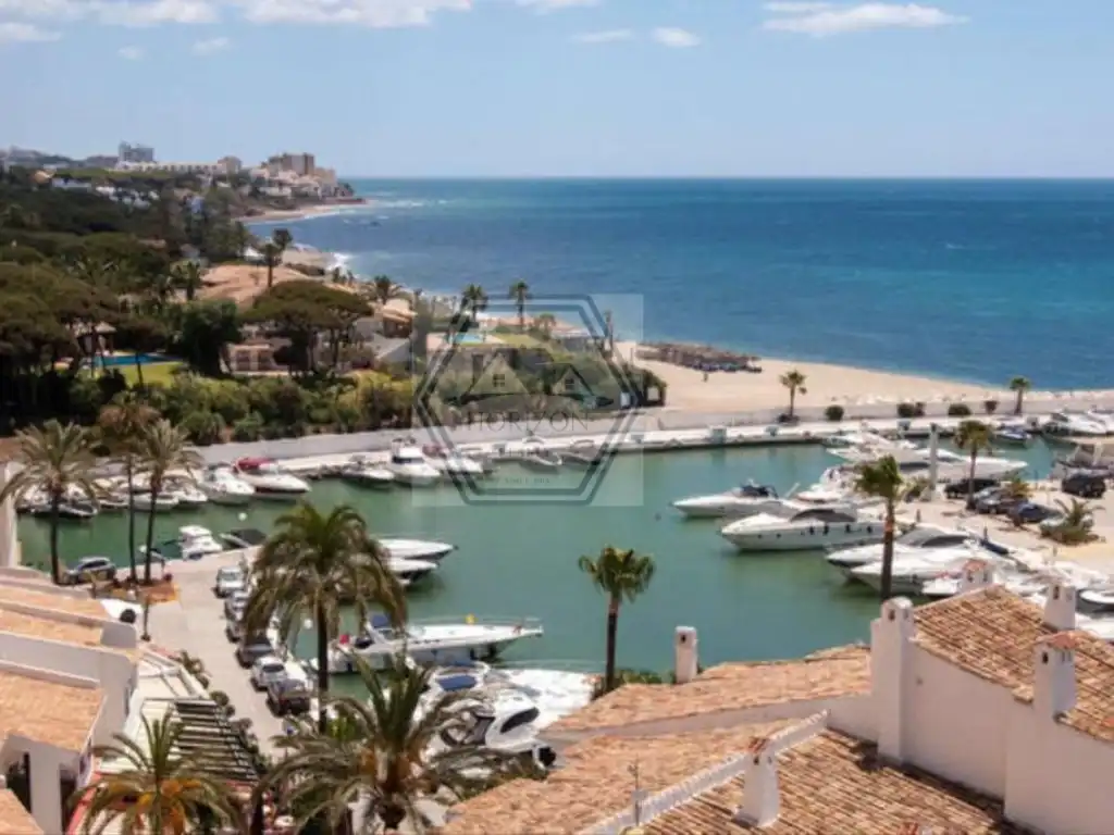Vista exterior de Pis en venda en Marbella amb Piscina comunitària