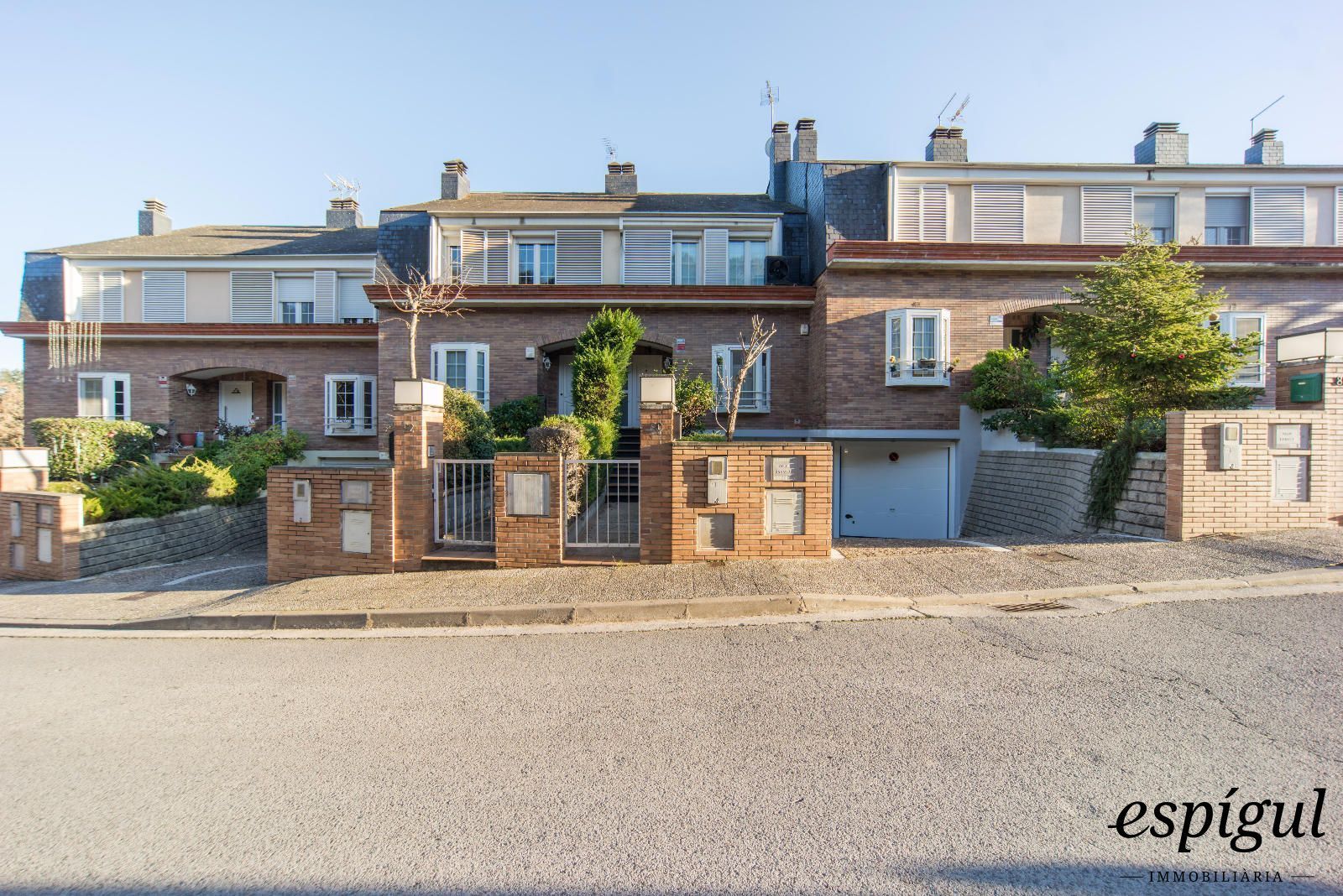 Vista exterior de Casa adosada en venda en Girona Capital amb Aire condicionat, Calefacció i Terrassa