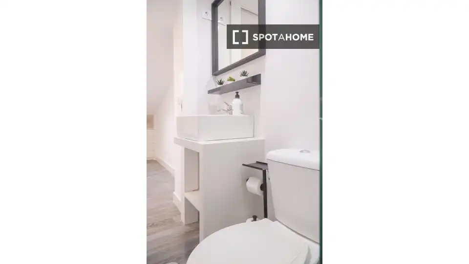 Badezimmer von Wohnung zur Miete in Madrid mit Klimaanlage, Heizung und Möbliert