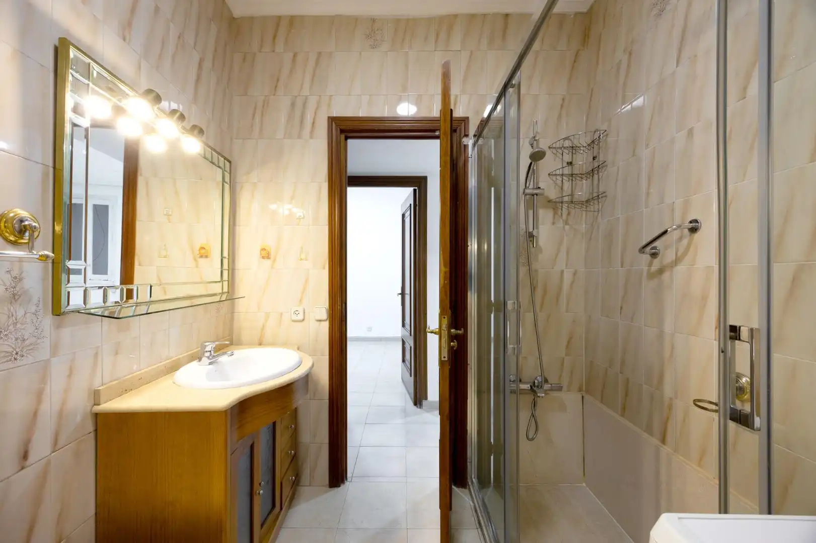 Bathroom of Flat for sale in Madrid  with Parquet flooring