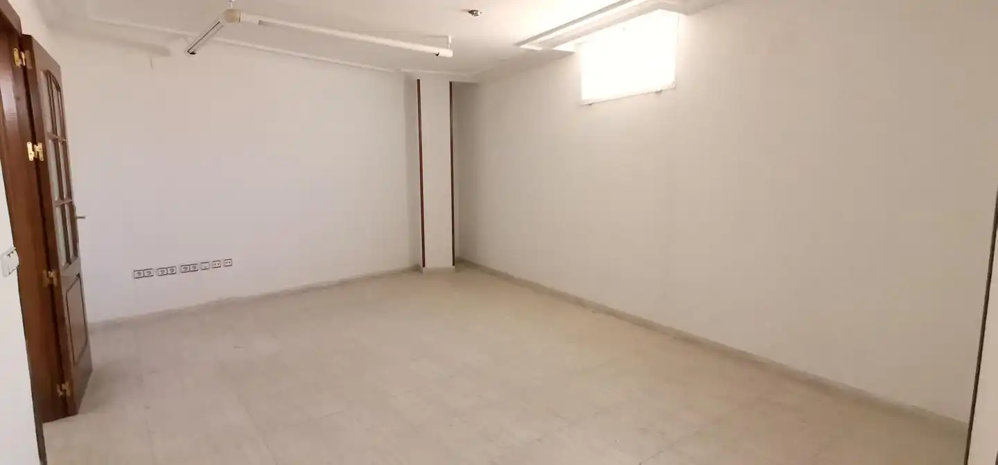 Büro zum Verkauf in Linares