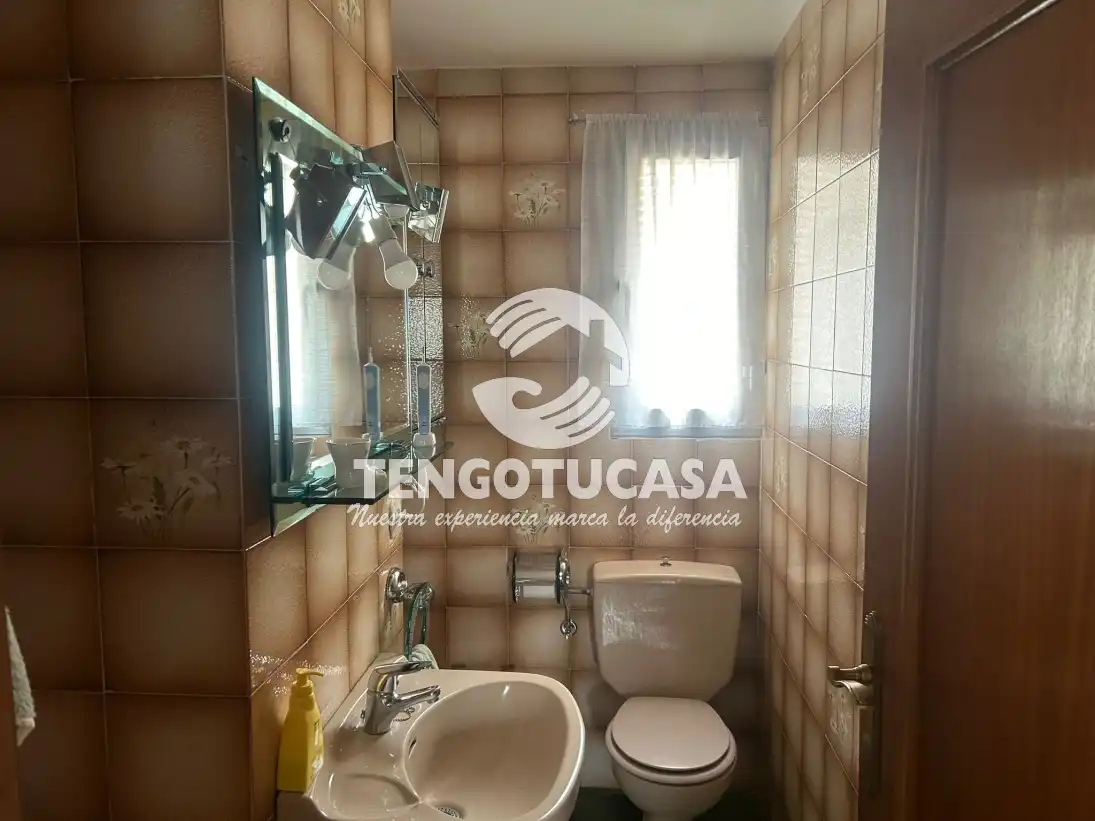 Bathroom of Flat for sale in Madrid  with Air Conditioner and Heating