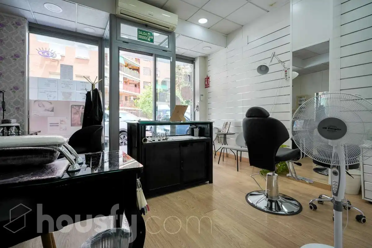 Local comercial en venda a Calle Lola membrives .
