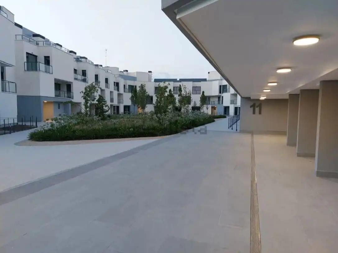 Loft con piscina en alquiler en Avda Montes de Oca 22