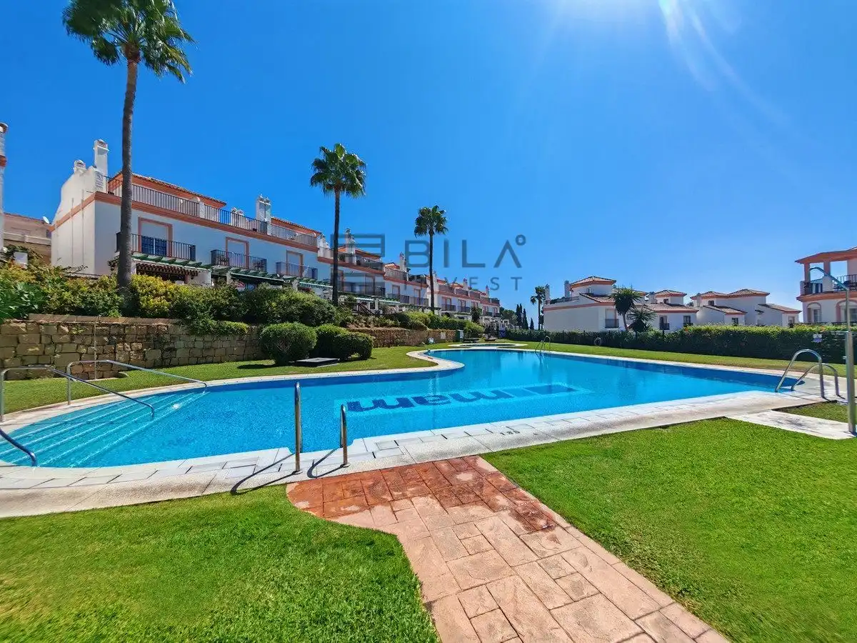 Reihenhaus mit Pool zum Verkauf in Urb. Las Lomas de Cabopino, imagen 2