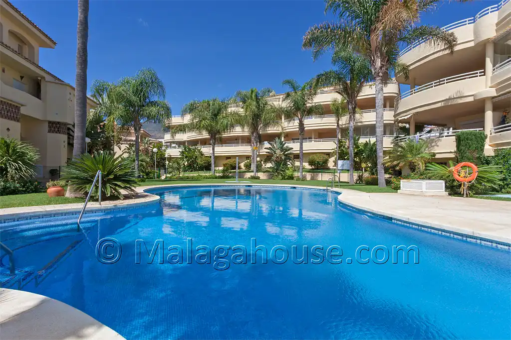 Pis amb piscina en venda a Torrequebrada