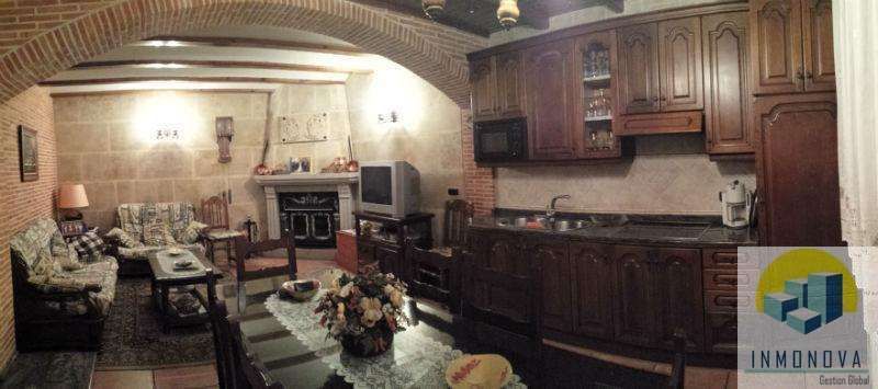 Cuina de Casa o xalet en venda en San Morales amb Calefacció, Terrassa i Traster
