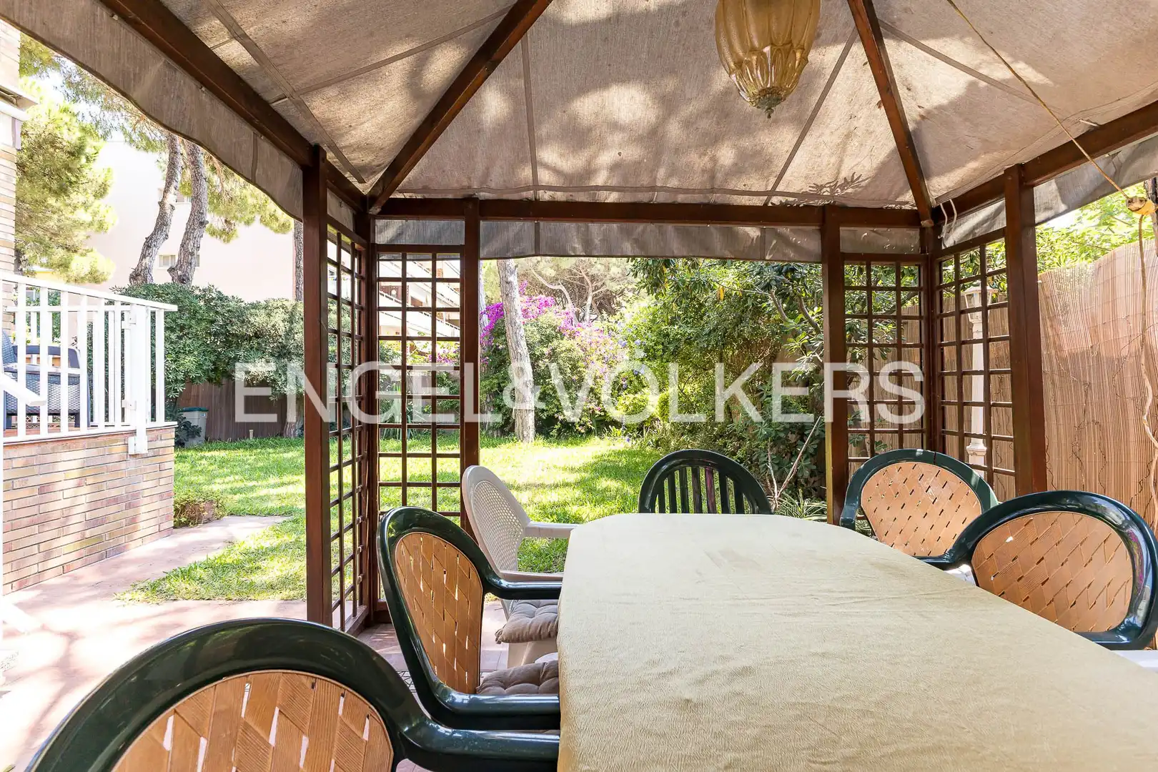 Terrasse von Einfamilien-Reihenhaus zur Miete in Castelldefels mit Klimaanlage, Heizung und Privatgarten