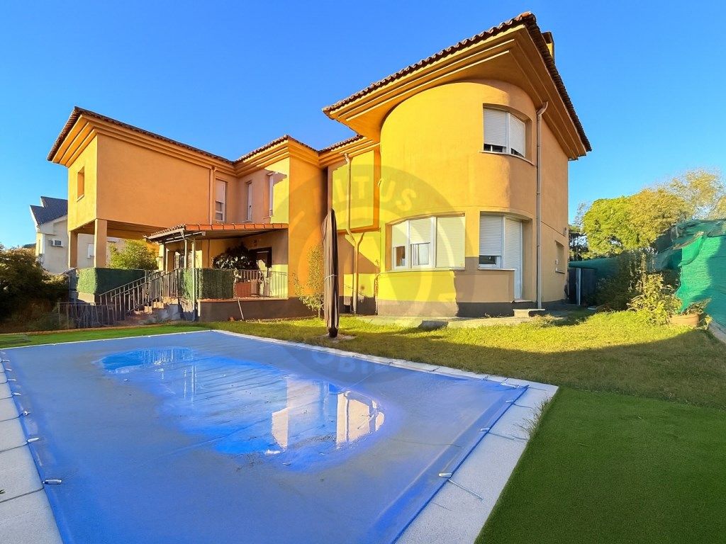 Vista exterior de Casa o xalet en venda en Cáceres Capital amb Piscina, Forn i Rentadora