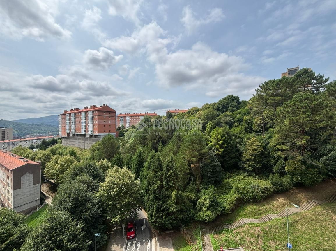 Vista exterior de Pis en venda en Bilbao  amb Calefacció