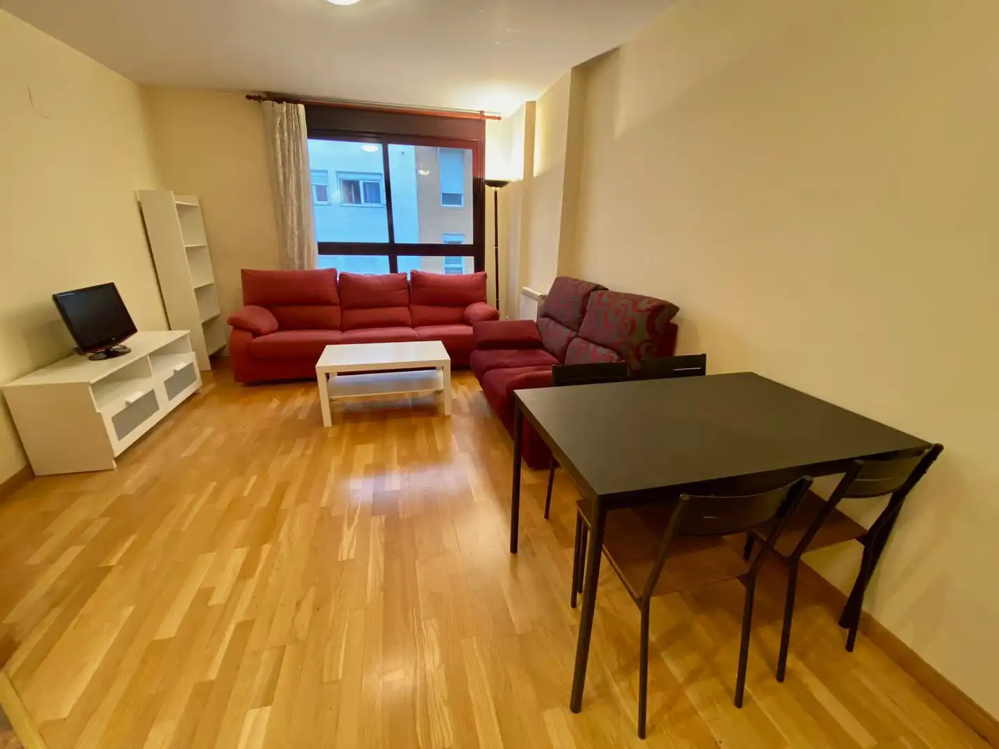 Sala de estar de Piso de alquiler en  Zaragoza Capital con Calefacción, Parquet y Amueblado