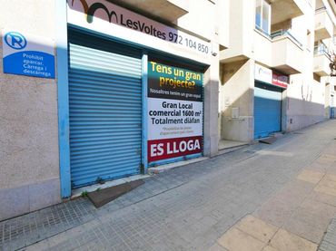 Locale commerciale in affitto a Carrer de Begur 23